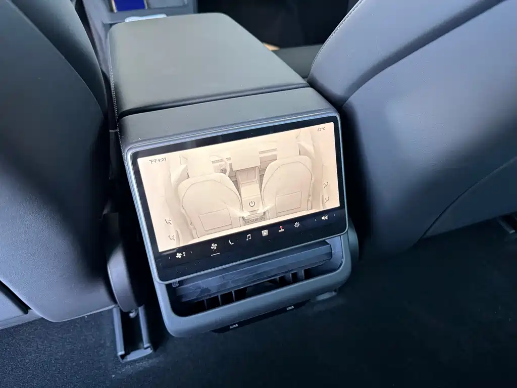 Tesla Model 3 — миниатюра 6