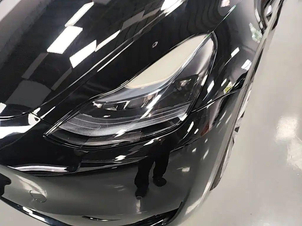 Tesla Model Y — миниатюра 24