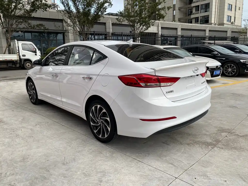 Hyundai Elantra — миниатюра 4