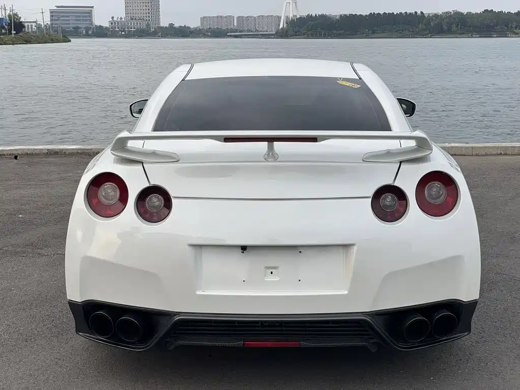 Nissan GT-R — миниатюра 2