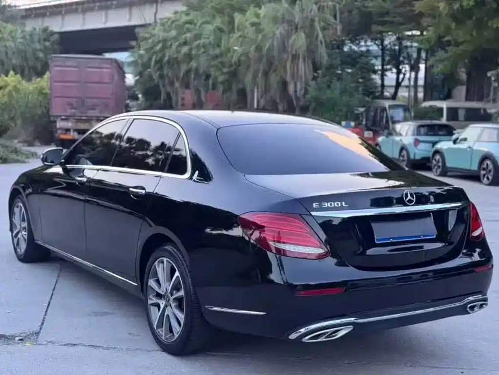 Mercedes-Benz E-Class — миниатюра 8