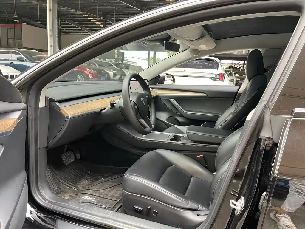 Tesla Model 3 — миниатюра 5