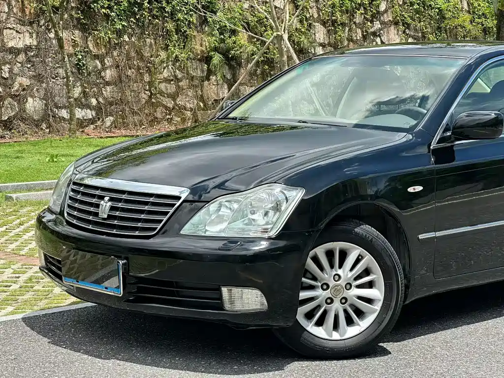 Toyota Crown — миниатюра 3