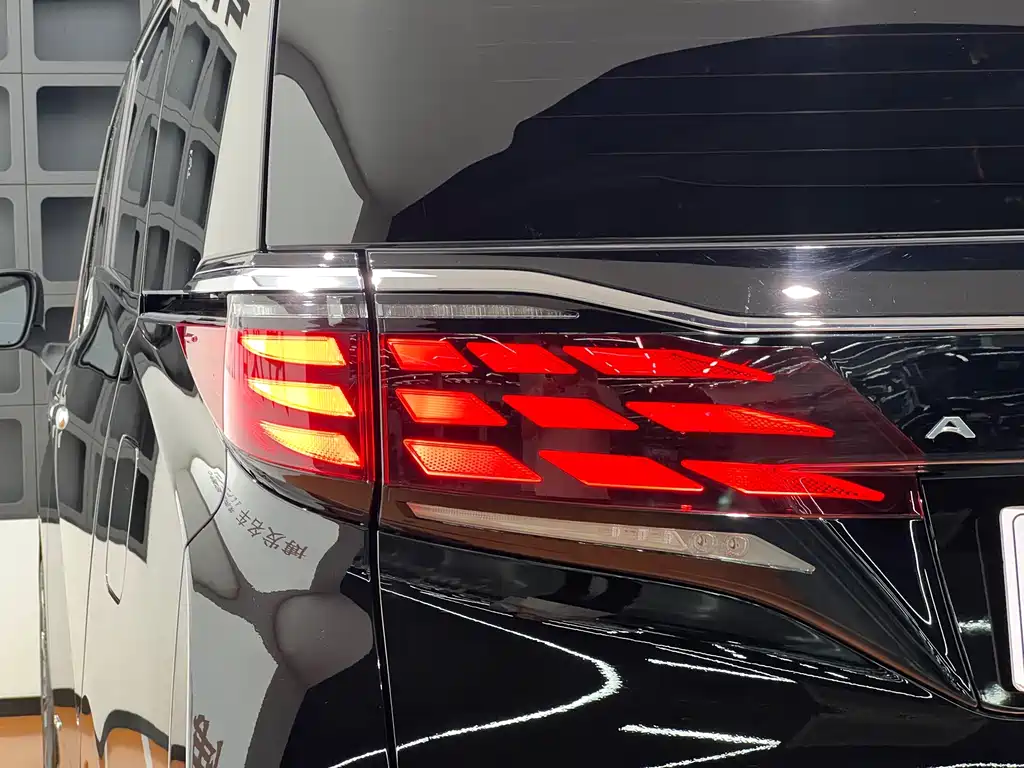 Toyota Alphard — миниатюра 8