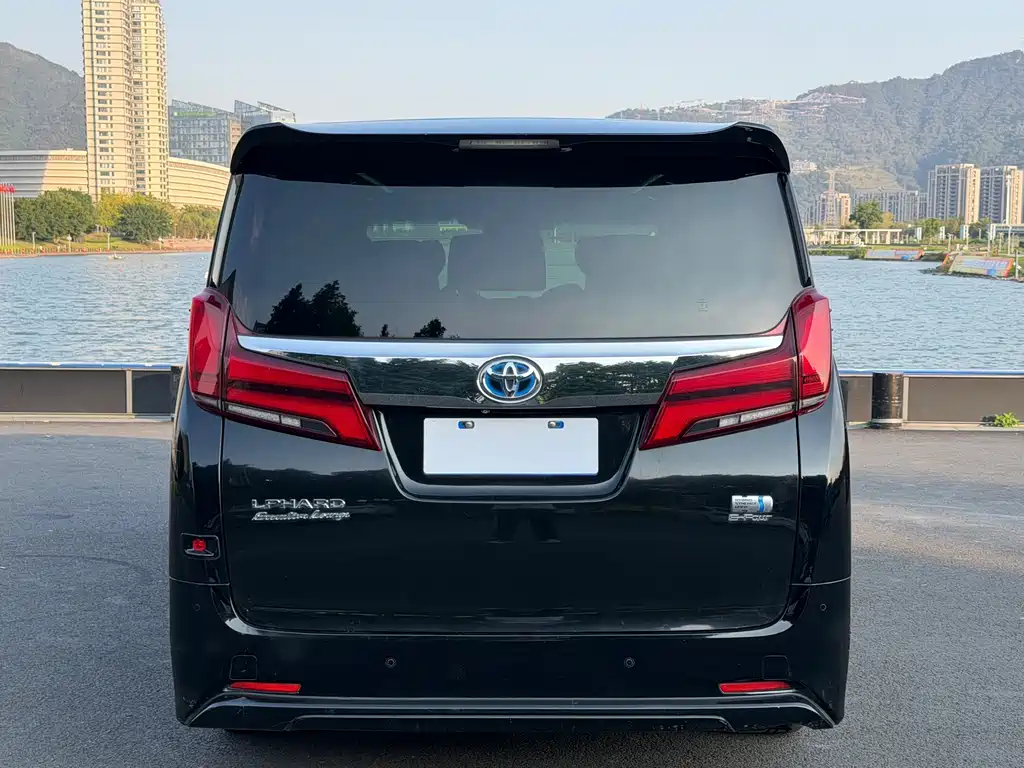 Toyota Alphard — миниатюра 8