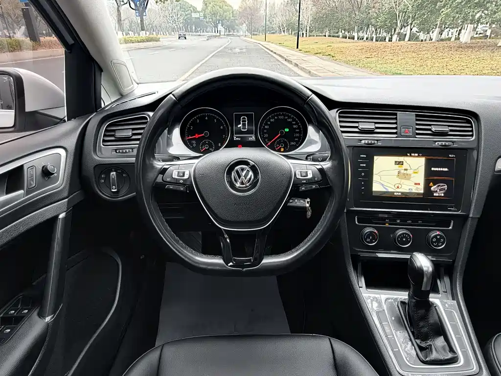 VOLKSWAGEN GOLF