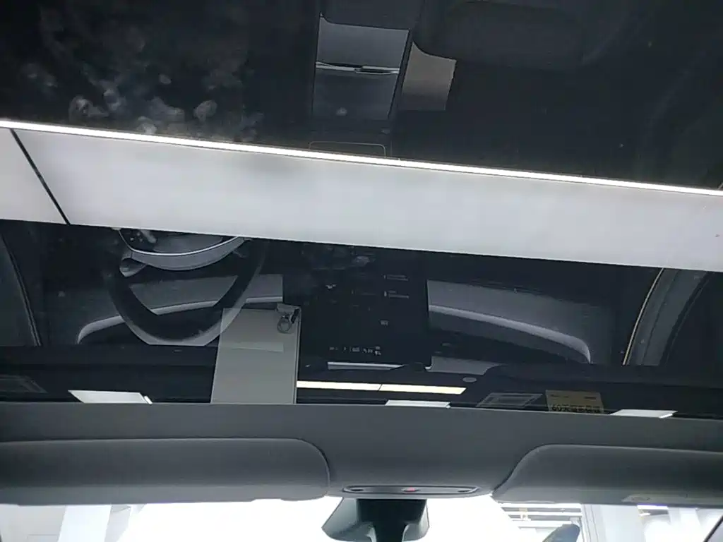 Tesla Model Y — миниатюра 18