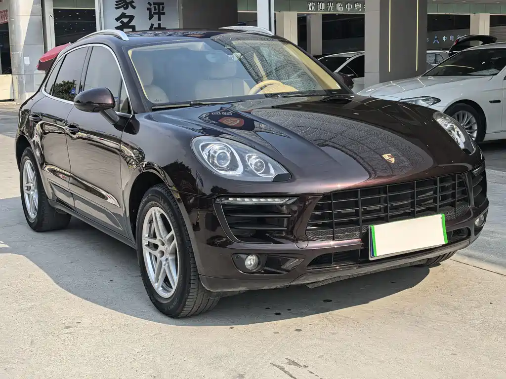 PORSCHE MACAN