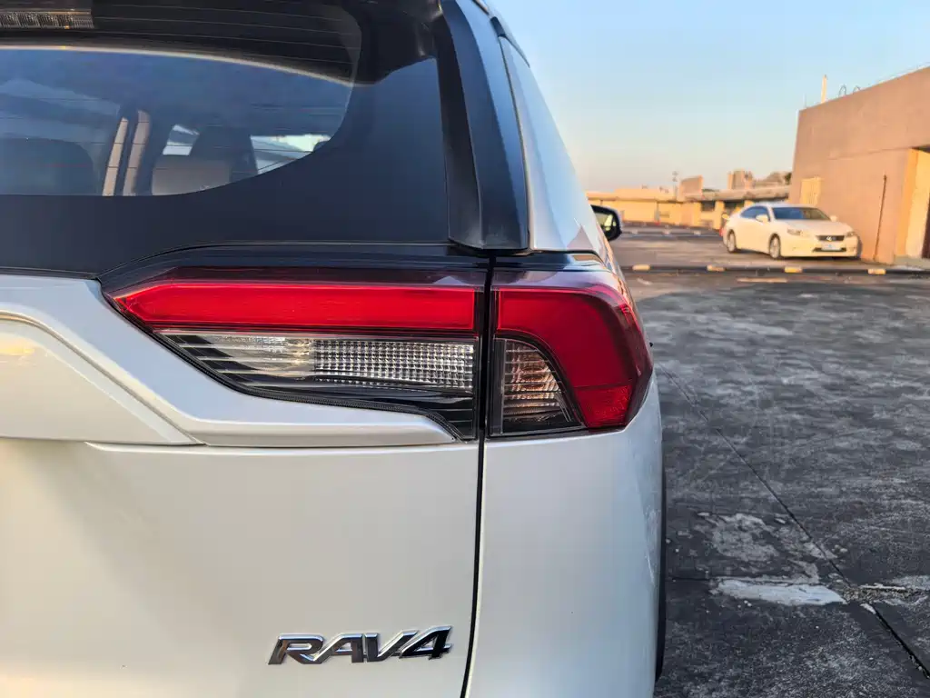 Toyota RAV4 — миниатюра 6