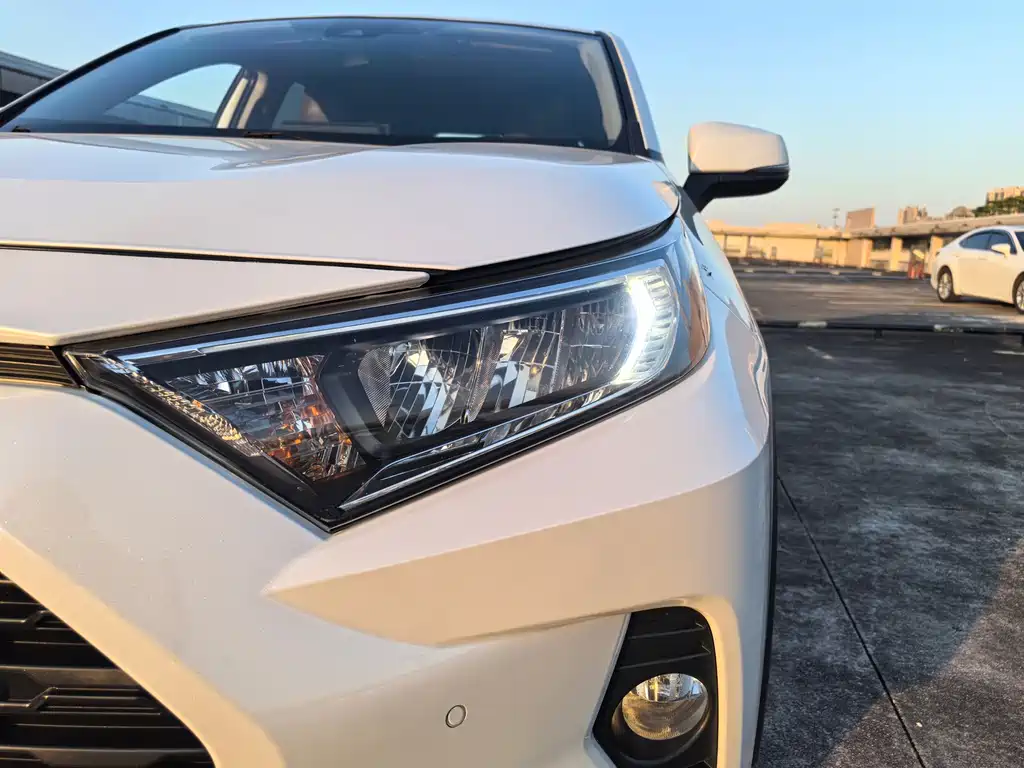 Toyota RAV4 — миниатюра 5