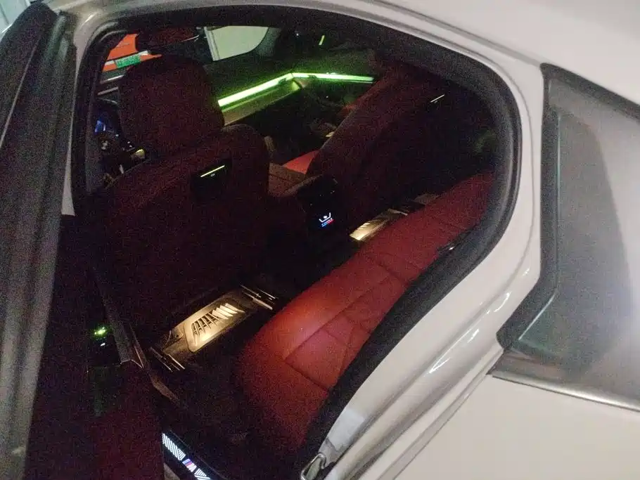BMW 5 Series — миниатюра 11