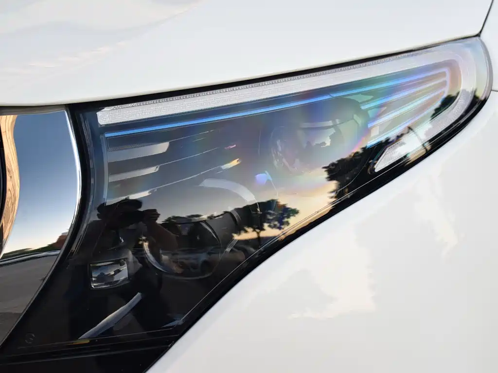 Mercedes-Benz EQC — миниатюра 21