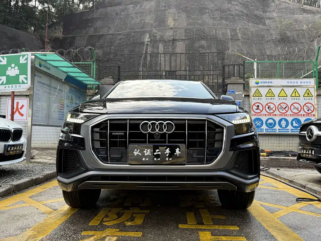 AUDI Q8