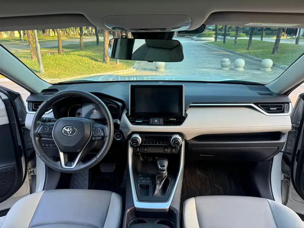 Toyota RAV4 — миниатюра 5