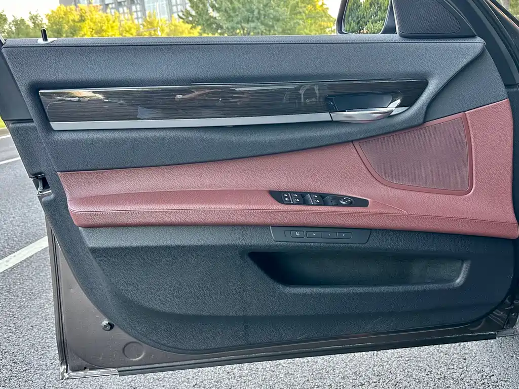 BMW 7 Series — миниатюра 12