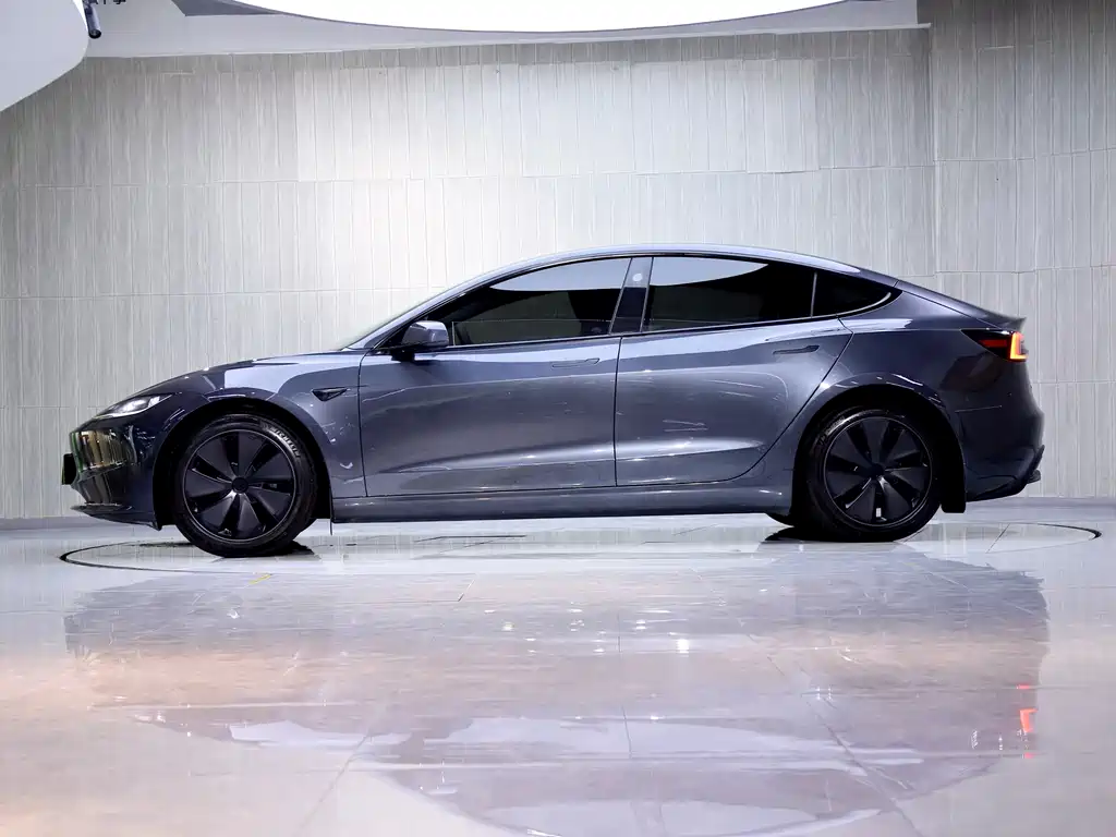 Tesla Model 3 — миниатюра 4