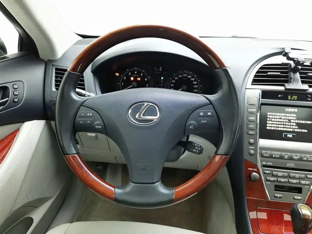 Lexus ES — миниатюра 11