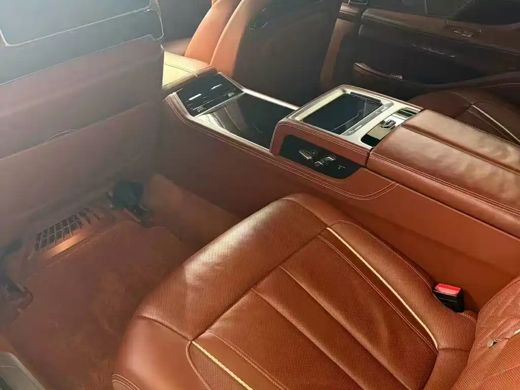 BMW 7 Series — миниатюра 3