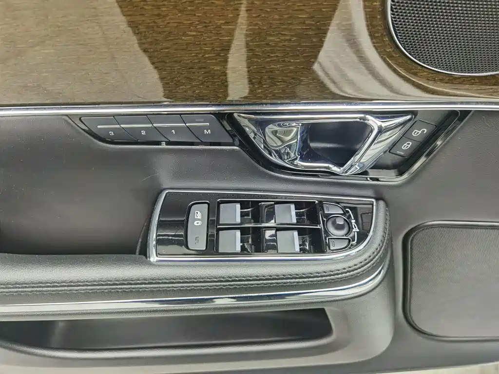 Jaguar XJ — миниатюра 9