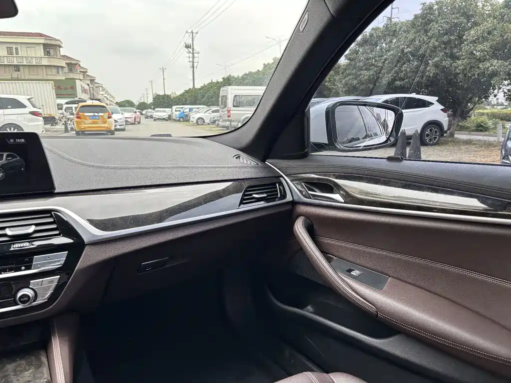 BMW 5 Series — миниатюра 13