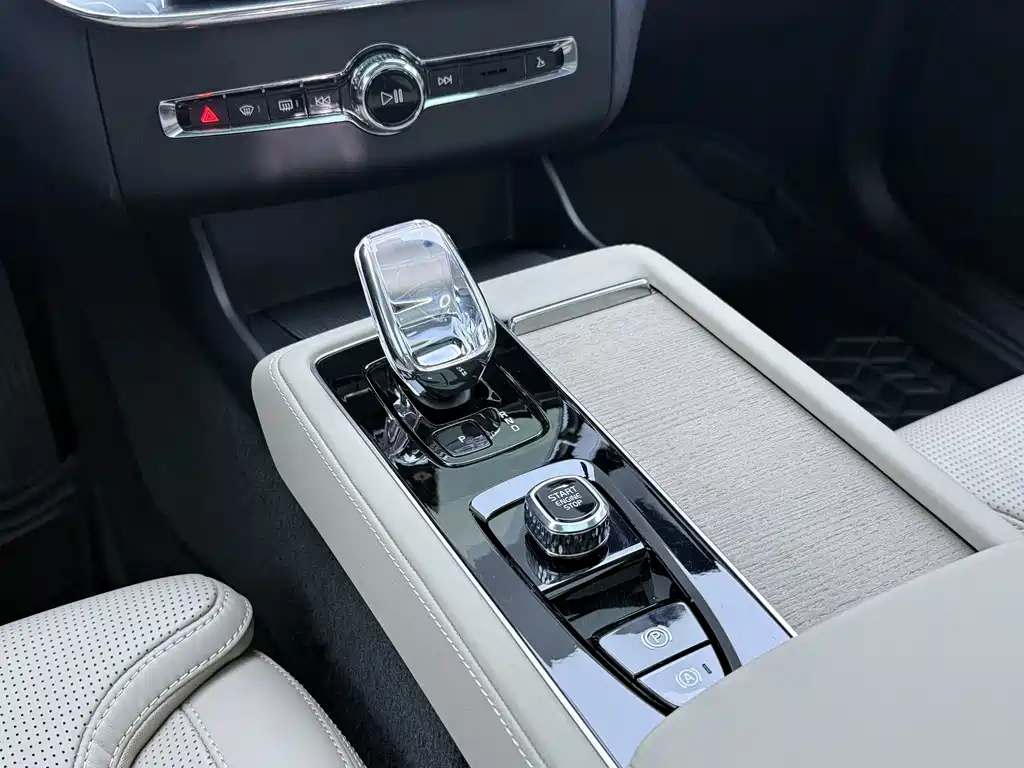 Volvo XC90 PHEV — миниатюра 25