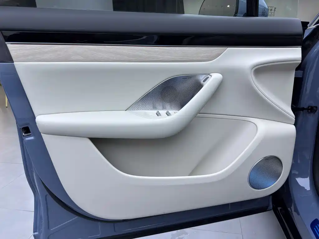 AITO WISDOM WORLD R7