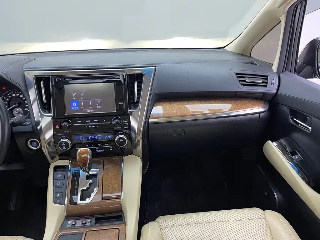 Toyota Alphard — миниатюра 5