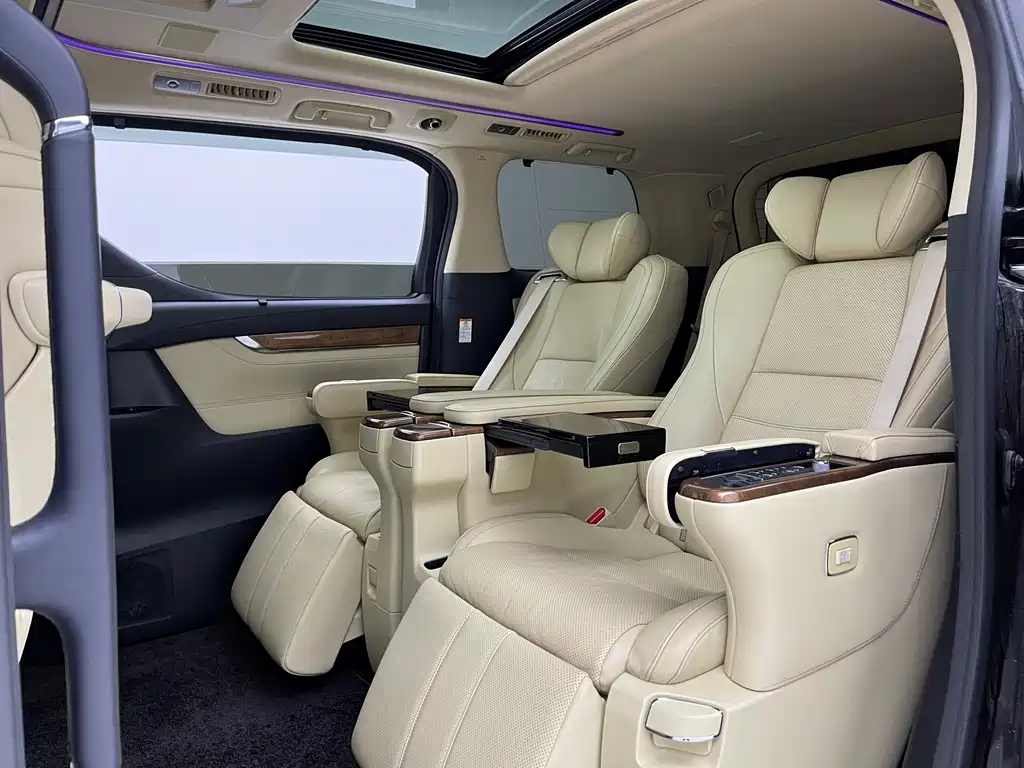 Toyota Alphard — миниатюра 7