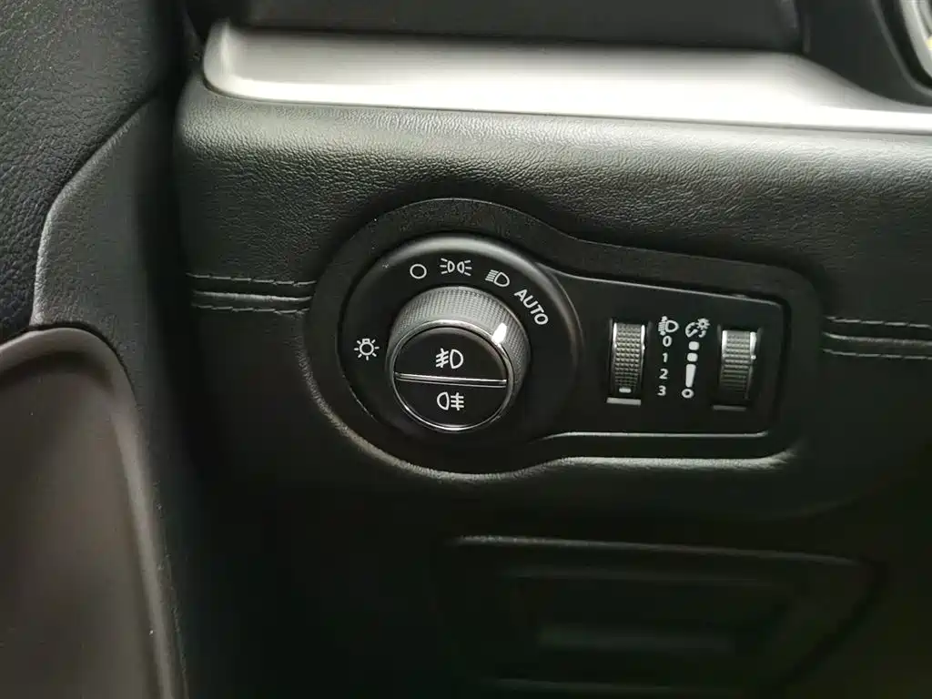 Jeep Commander — миниатюра 21
