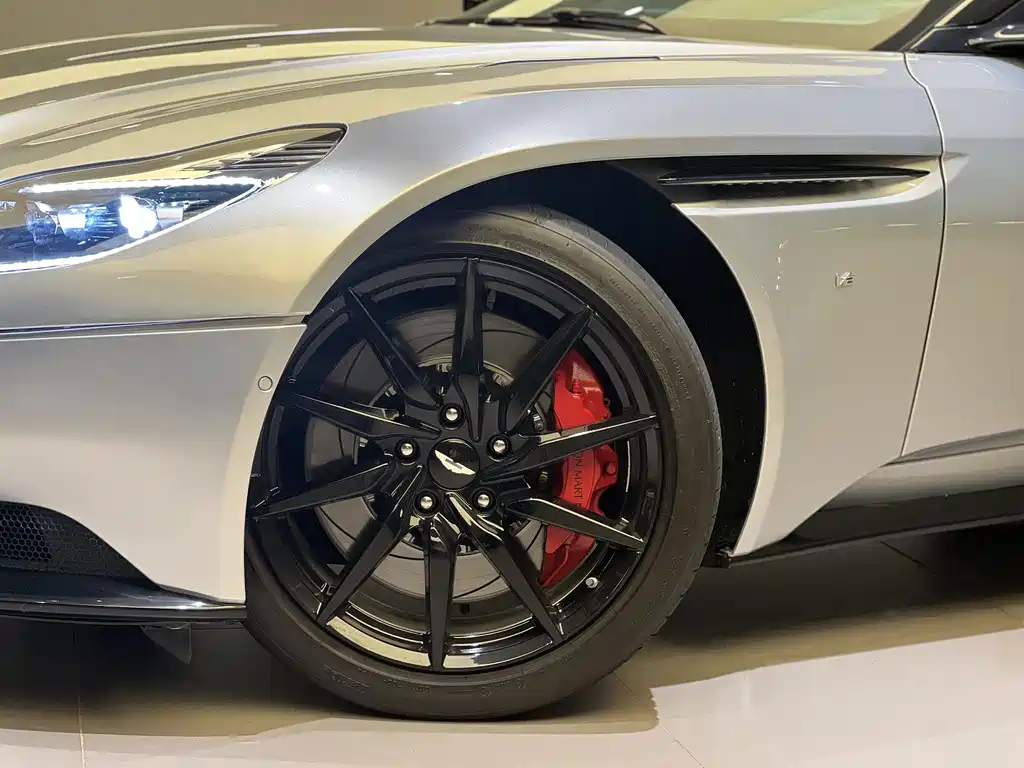 Aston Martin DB11 — миниатюра 12