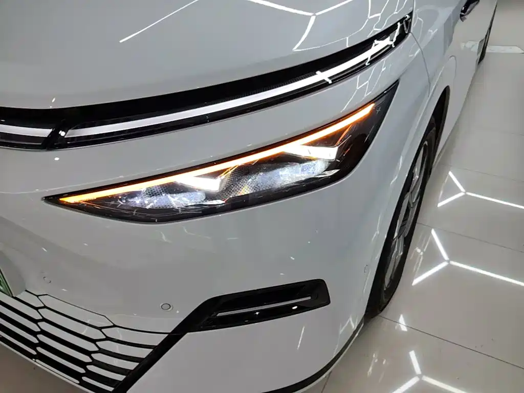 XPeng X9 — миниатюра 24