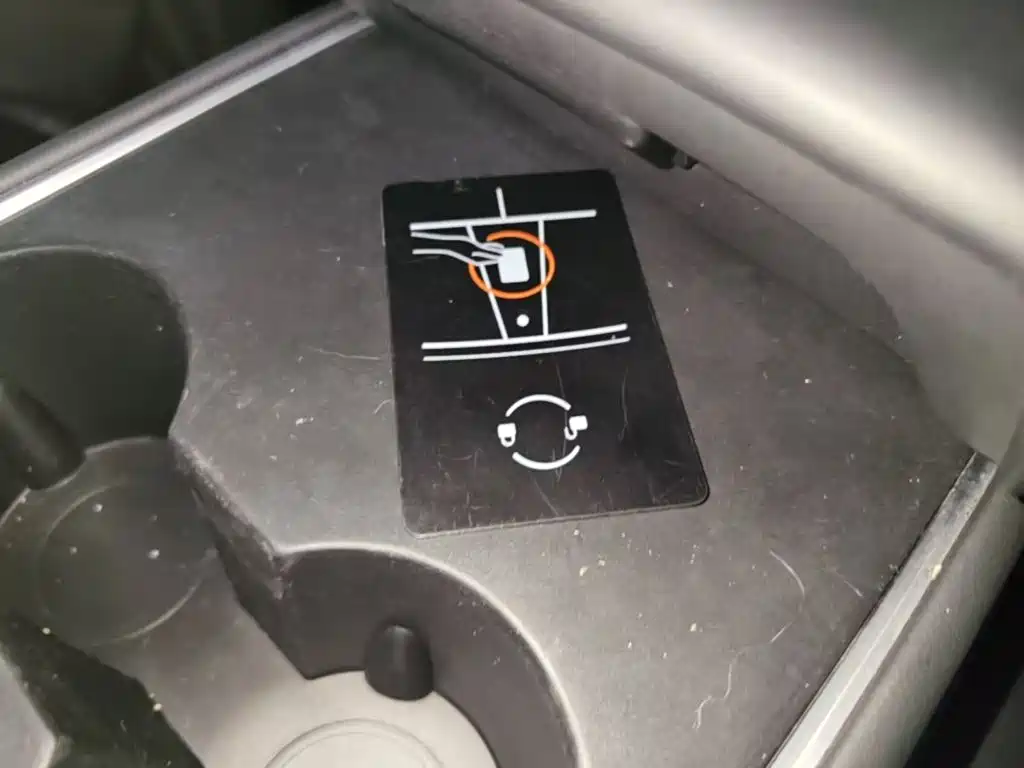 Tesla Model Y — миниатюра 9