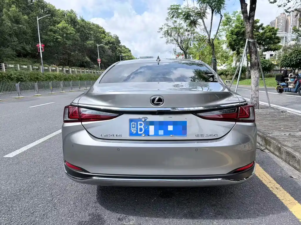 Lexus ES 2023 260