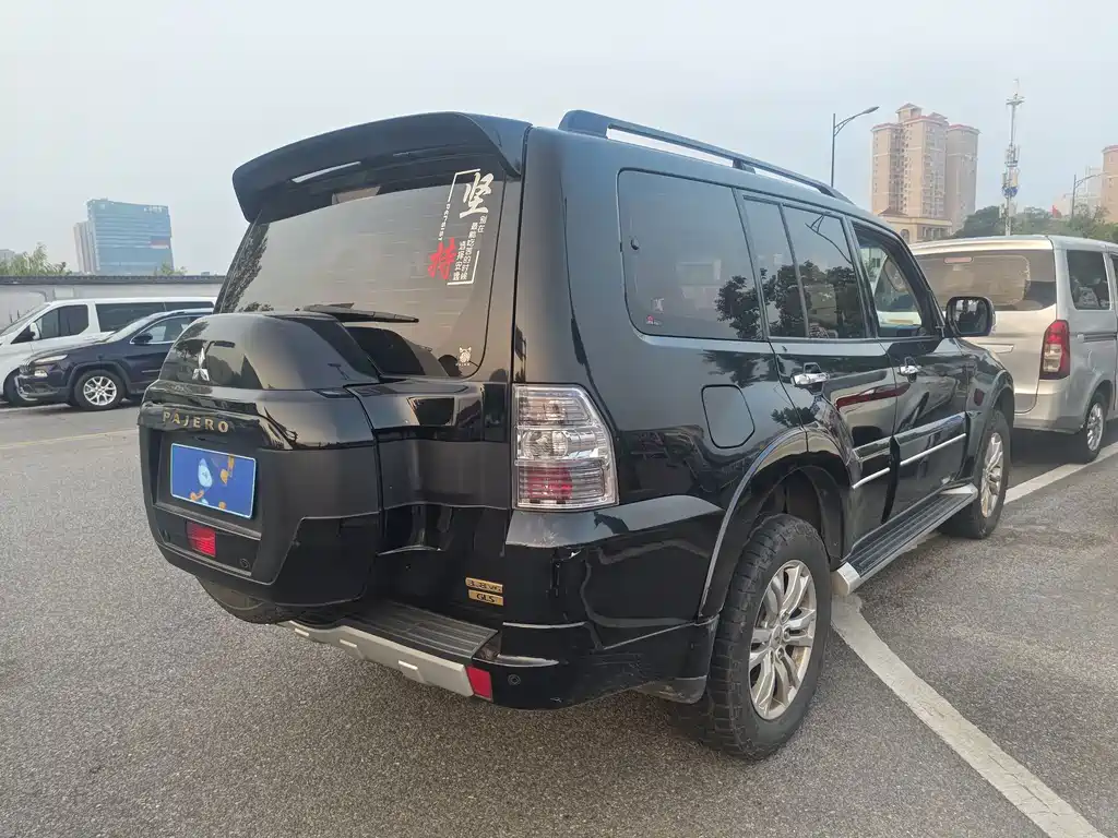 Mitsubishi Pajero (Import) — миниатюра 4