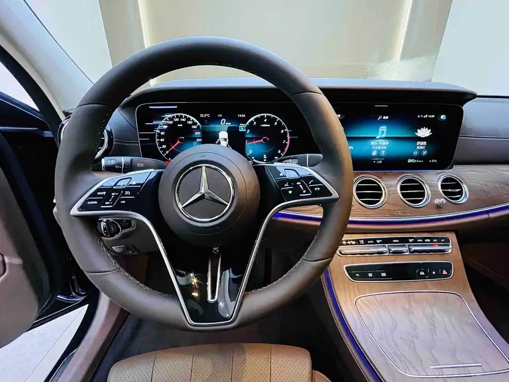 Mercedes-Benz E-Class — миниатюра 9