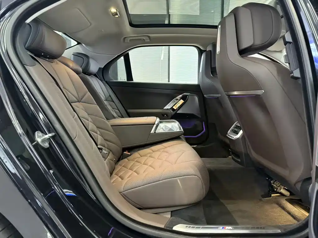 BMW 7 Series — миниатюра 10