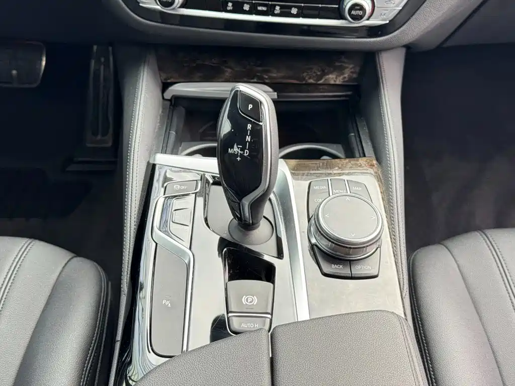 BMW 5 Series — миниатюра 11
