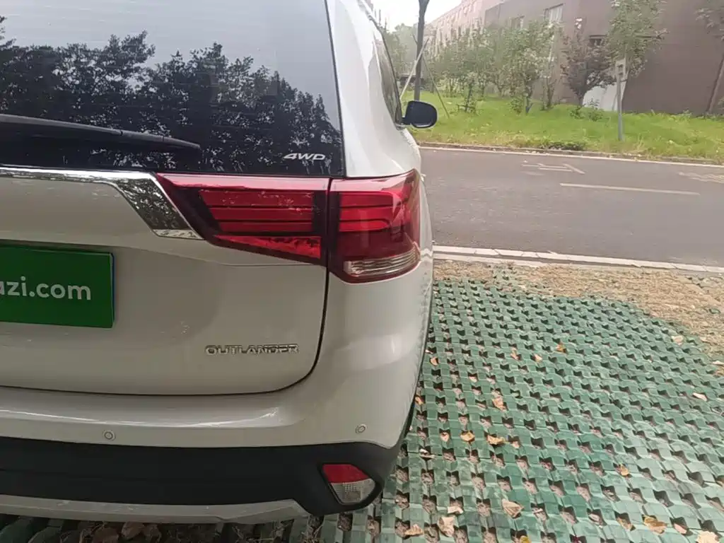Mitsubishi Outlander — миниатюра 8