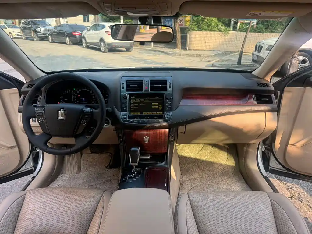 Toyota Crown — миниатюра 9