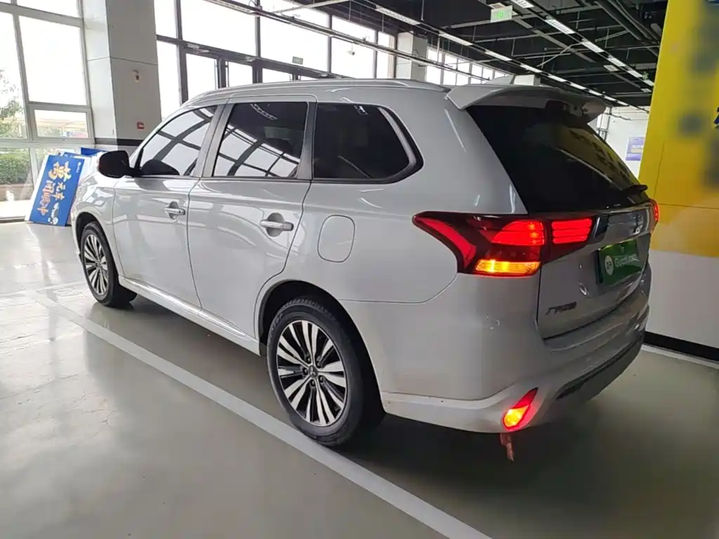 Mitsubishi Outlander — миниатюра 5