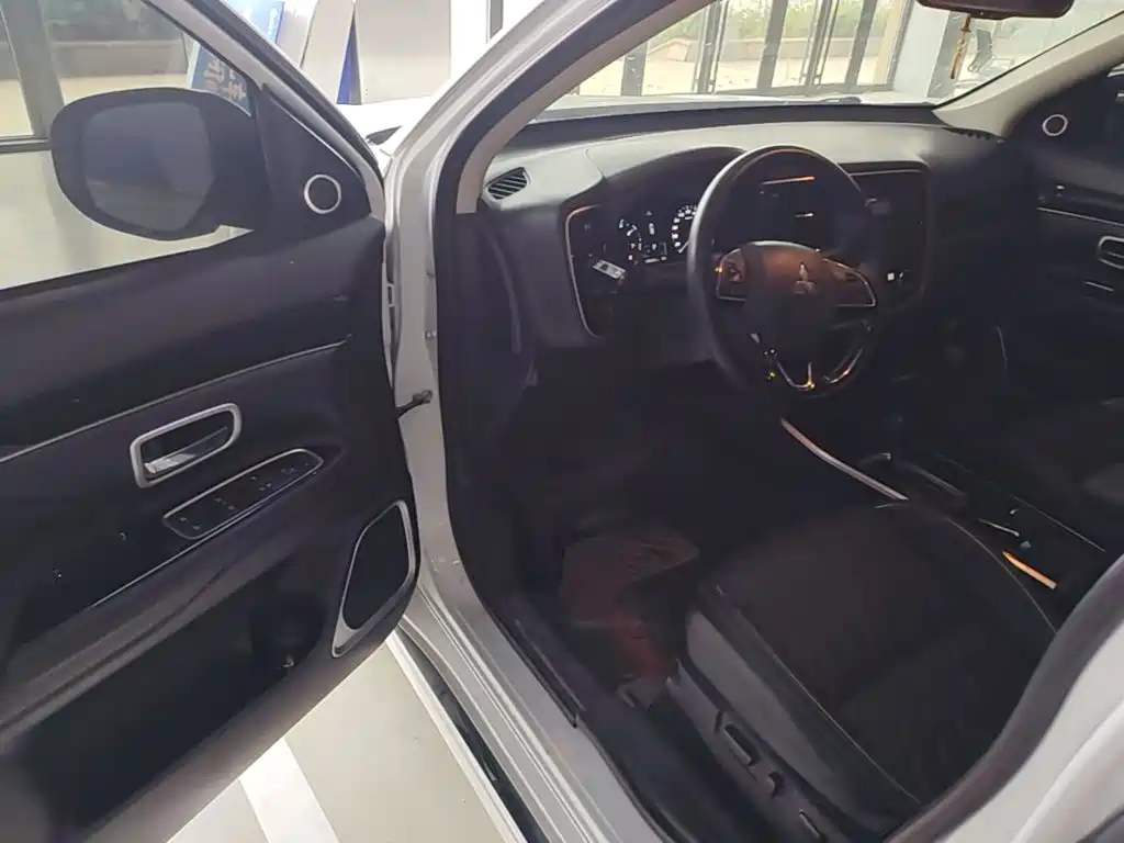 Mitsubishi Outlander — миниатюра 16