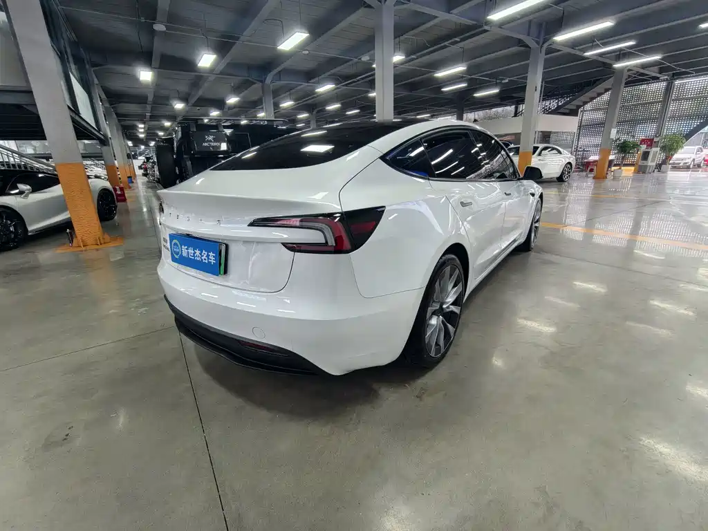 Tesla Model 3 — миниатюра 10