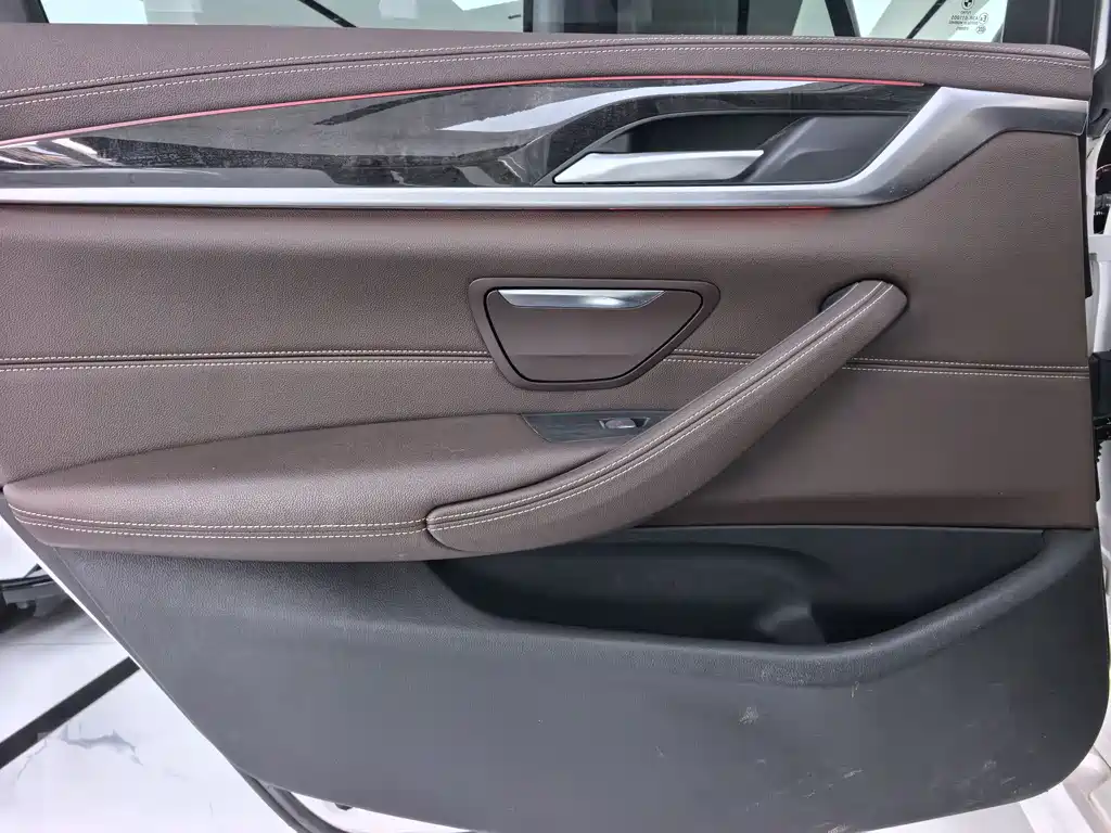 BMW 5 Series — миниатюра 11