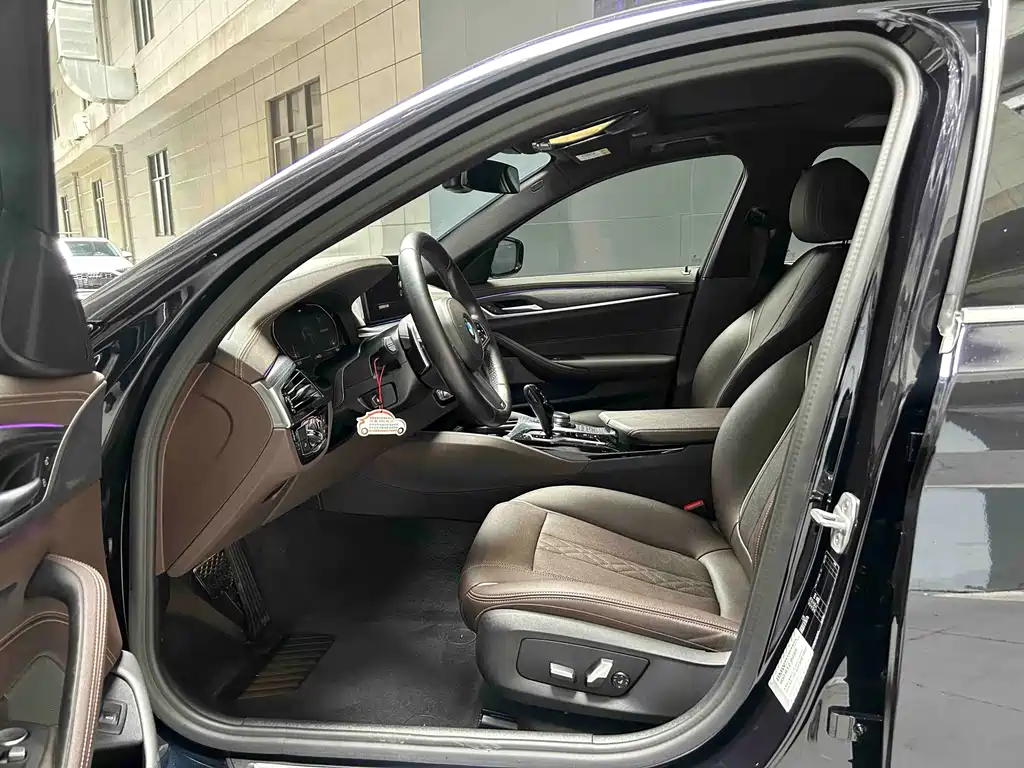 BMW 5 Series — миниатюра 11