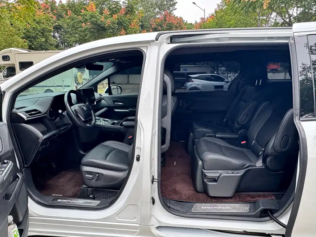 Toyota Sienna — миниатюра 6