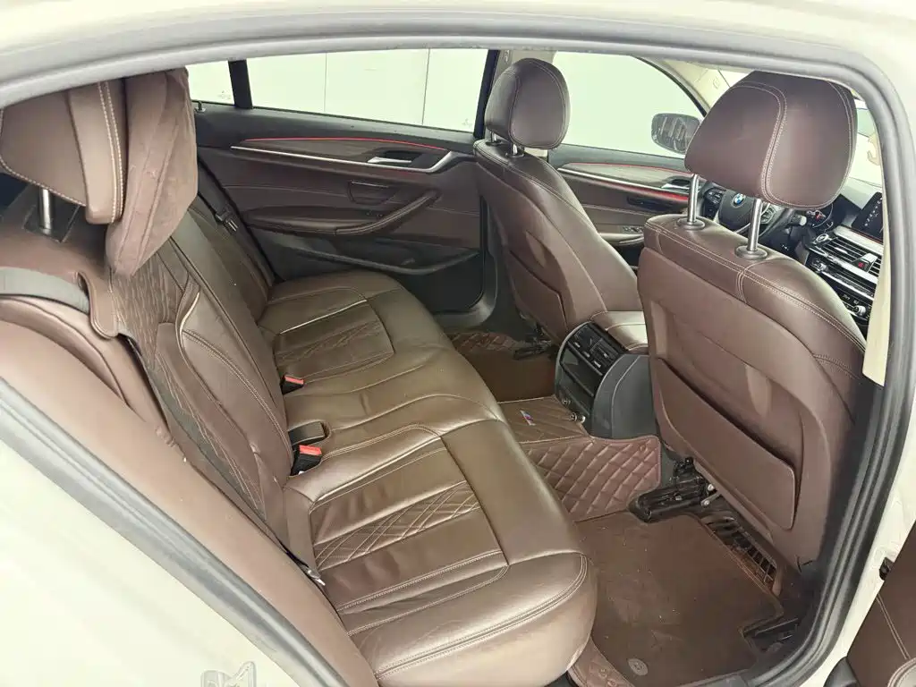 BMW 5 Series — миниатюра 6