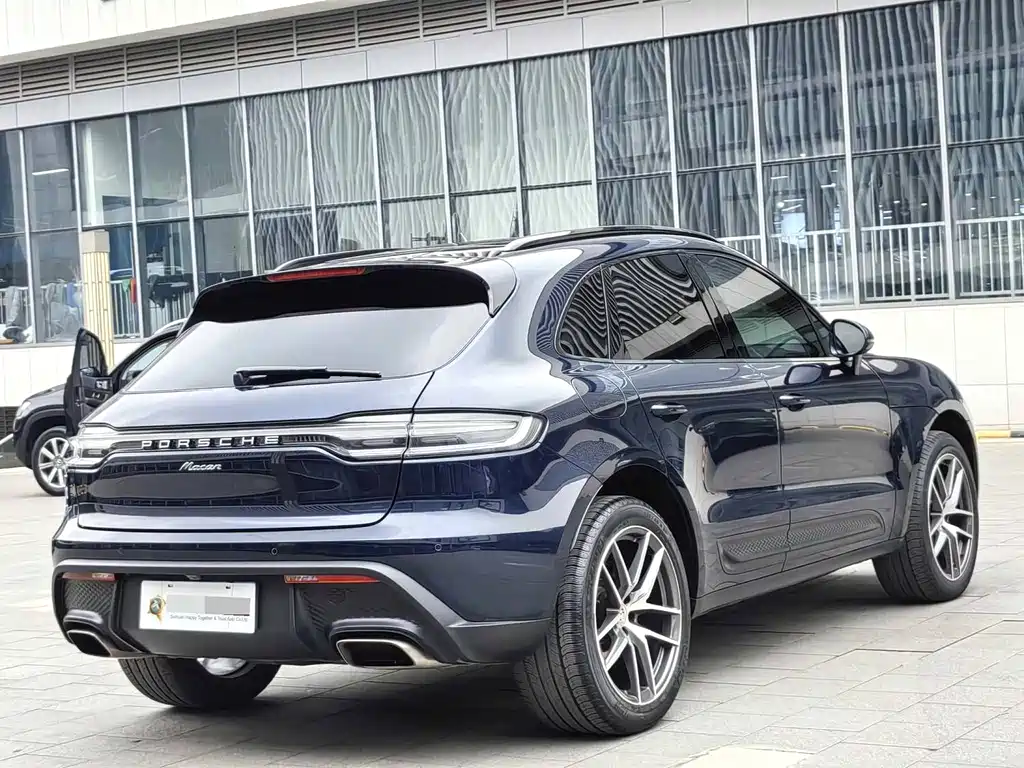 PORSCHE MACAN