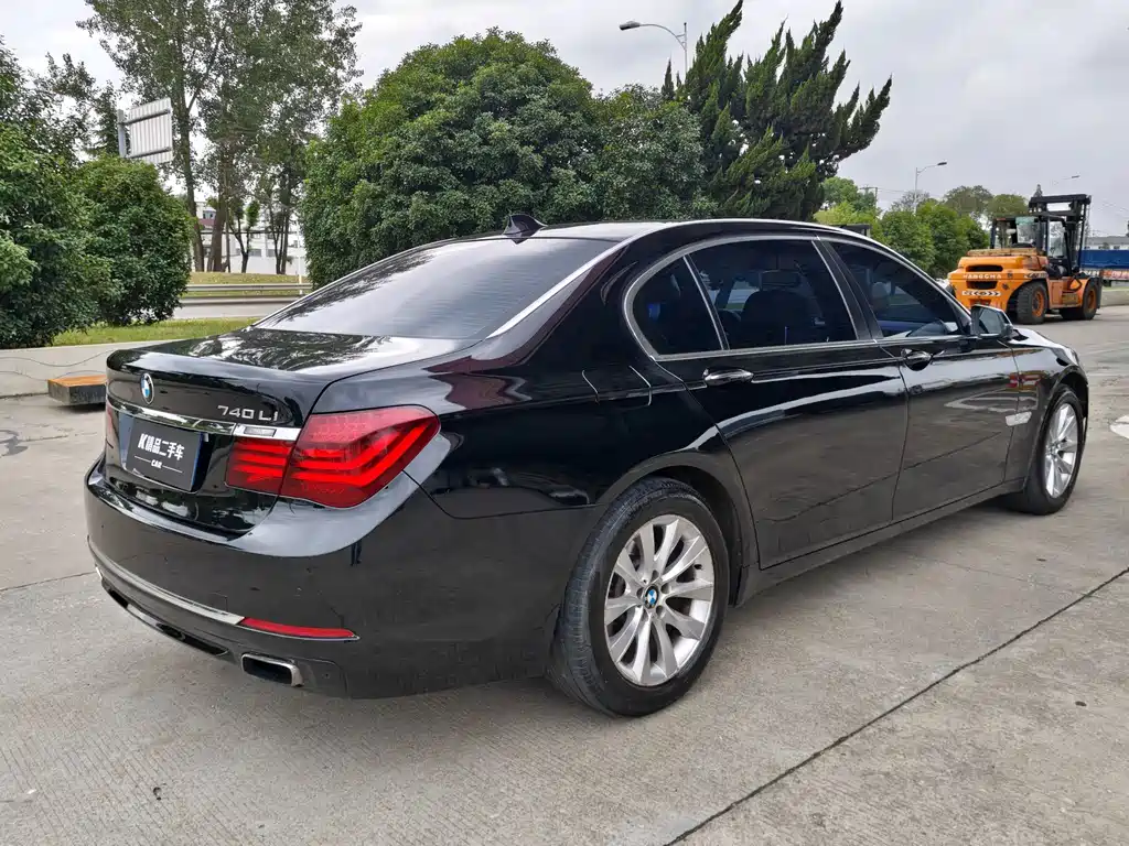 BMW 7 Series — миниатюра 5