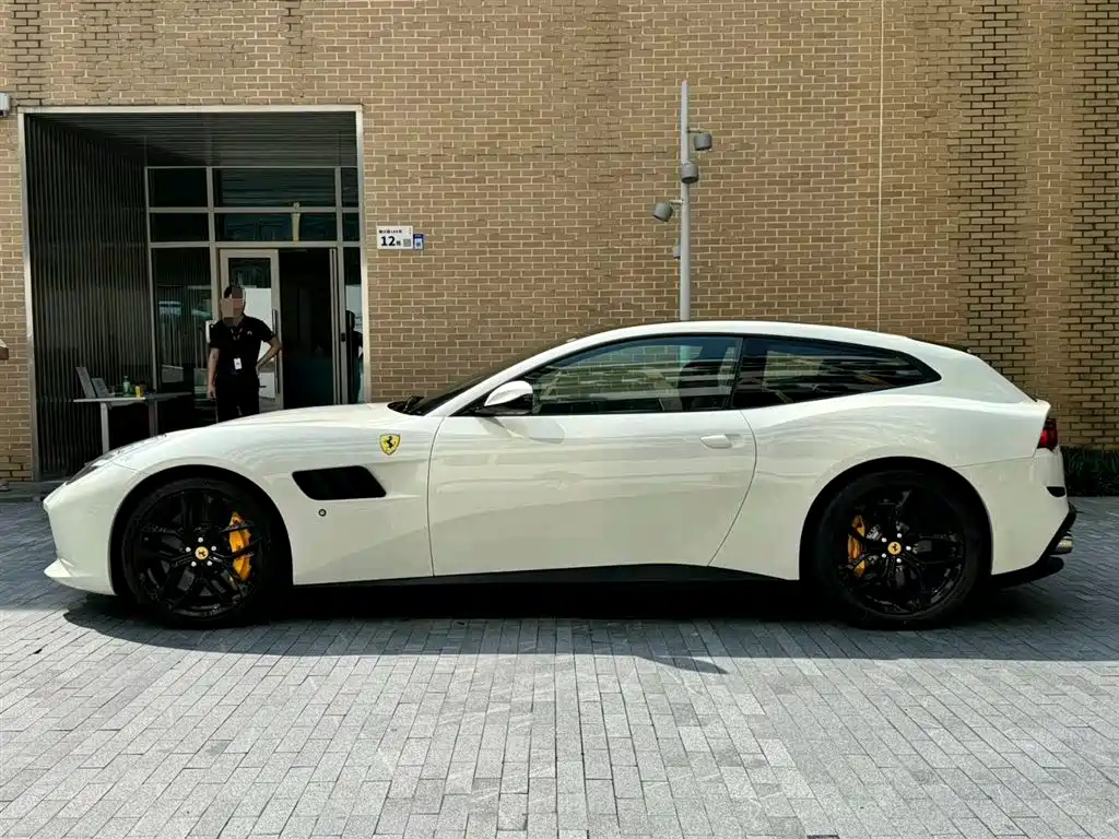 Ferrari GTC4Lusso 2017 3.9T V8