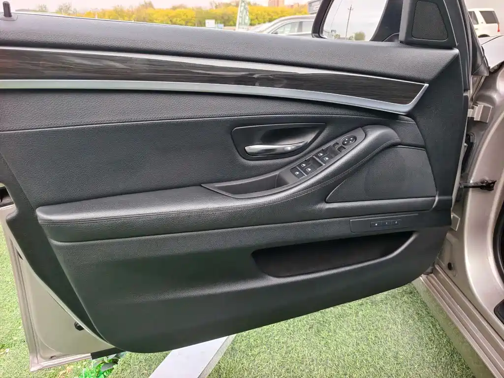 BMW 5 Series — миниатюра 8